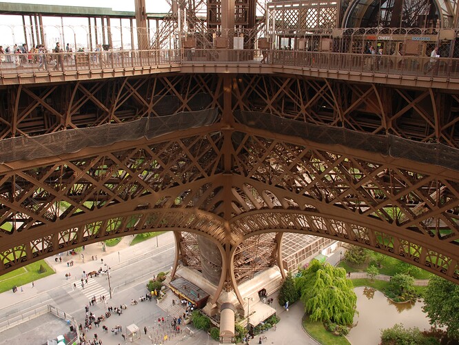 Paris_Eiffel_Jambe